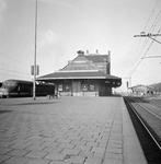 153188 Gezicht op het N.S.-station Maassluis te Maassluis met links een electrisch treinstel mat. 1964 (plan V) en ...